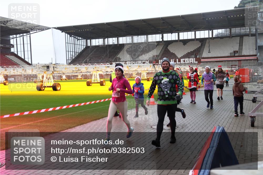 07.12.2025 - St. Pauli X-Mass-Run No. 15 Luisa Fischer http://msf.ph/oto/9382503 07.12.2025 11:22:54 Ziel 1018, 2557, 520, 1018, 1349, 1391, 1431, 2550, 2557, 2812, 2985, 3127, 3474, 3475, 3820, 3821 meine-sportfotos.de