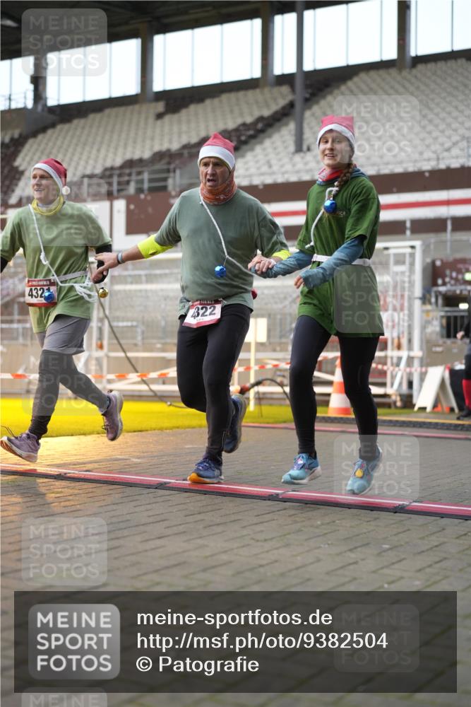 07.12.2025 - St. Pauli X-Mass-Run No. 15 Patografie http://msf.ph/oto/9382504 07.12.2025 10:21:52 Ziel 1488, 2944, 2945, 3999, 4000, 4321, 4322, 4323, 4415 meine-sportfotos.de