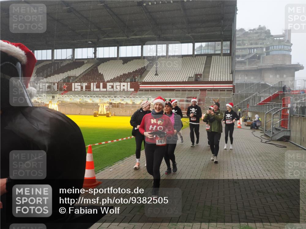 07.12.2025 - St. Pauli X-Mass-Run No. 15 Fabian Wolf http://msf.ph/oto/9382505 07.12.2025 10:10:00 Ziel 989, 1026, 1256, 1257, 1678, 1732, 2502, 2504, 2560, 3245, 3246, 3410, 3411 meine-sportfotos.de