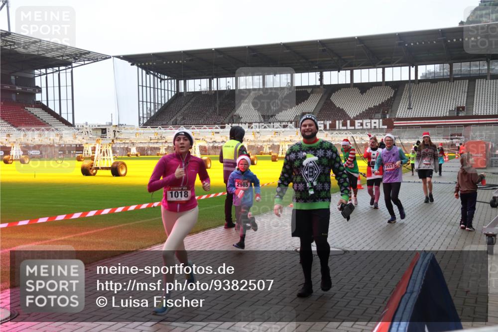 07.12.2025 - St. Pauli X-Mass-Run No. 15 Luisa Fischer http://msf.ph/oto/9382507 07.12.2025 11:22:55 Ziel 1018, 2985, 75, 2557, 520, 1018, 1349, 1391, 1431, 2550, 2557, 2812, 2985, 3127, 3474, 3475, 3820, 3821 meine-sportfotos.de