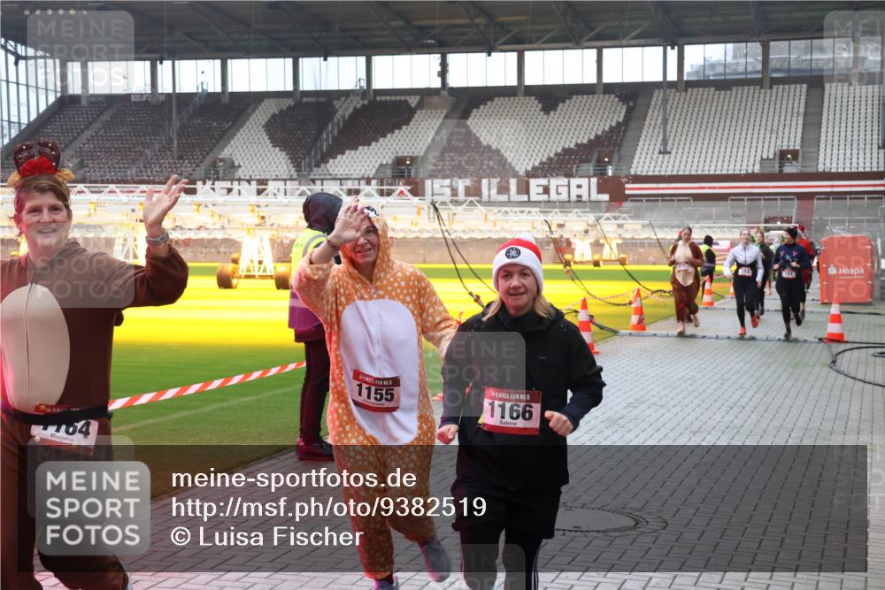 07.12.2025 - St. Pauli X-Mass-Run No. 15 Luisa Fischer http://msf.ph/oto/9382519 07.12.2025 10:49:30 Ziel 64, 1155, 15, 1166, 194, 191, 191, 194, 379, 471, 590, 592, 1009, 1019, 1087, 1155, 1164, 1166, 1188, 1189, 1273, 1274, 1370, 1372, 1515, 1516, 1663, 1895, 2268, 2269, 2512, 2515, 2764, 2765, 2921, 2933, 3017, 3019, 3346, 3366, 3369 meine-sportfotos.de
