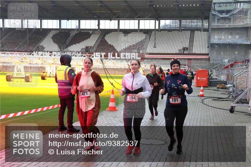 07.12.2025 - St. Pauli X-Mass-Run No. 15 Luisa Fischer http://msf.ph/oto/9382537 07.12.2025 10:49:37 Ziel 471, 194, 191, 191, 194, 379, 471, 590, 592, 890, 1019, 1155, 1164, 1166, 1273, 1274, 1370, 1372, 1663, 1895, 2268, 2269, 2299, 2301, 2421, 2512, 2515, 2764, 2765, 2921, 2933, 3366, 3369 meine-sportfotos.de