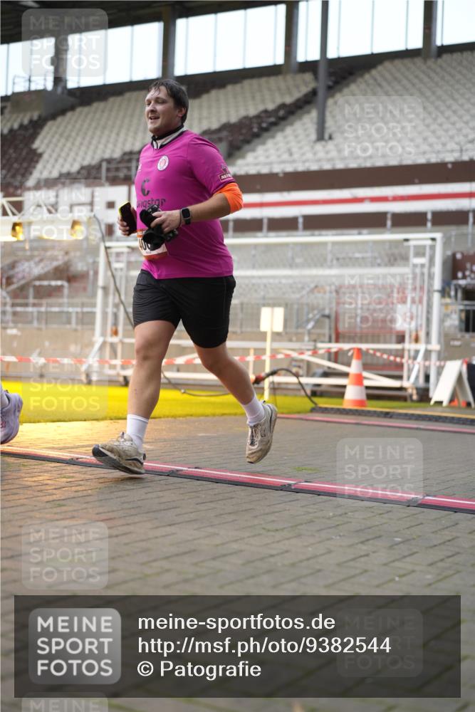 07.12.2025 - St. Pauli X-Mass-Run No. 15 Patografie http://msf.ph/oto/9382544 07.12.2025 10:21:58 Ziel 1371, 1488, 2944, 2945, 3999, 4000, 4321, 4322, 4323, 4415 meine-sportfotos.de