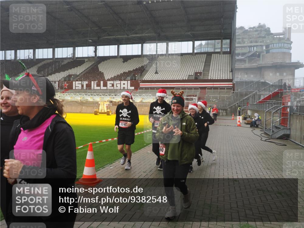 07.12.2025 - St. Pauli X-Mass-Run No. 15 Fabian Wolf http://msf.ph/oto/9382548 07.12.2025 10:10:02 Ziel 989, 1256, 1257, 1678, 1732, 2502, 2504, 2560, 3245, 3246, 3410, 3411 meine-sportfotos.de
