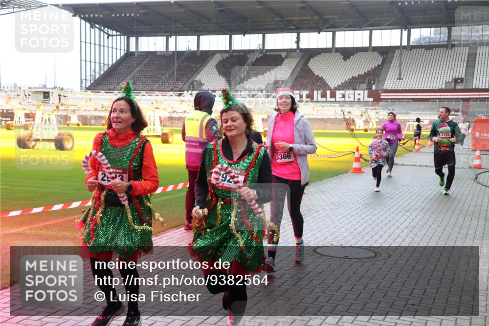 07.12.2025 - St. Pauli X-Mass-Run No. 15 Luisa Fischer http://msf.ph/oto/9382564 07.12.2025 10:49:43 Ziel 2923, 92, 5, 3366, 2765, 2764, 157, 191, 194, 379, 471, 890, 1019, 1155, 1164, 1166, 1179, 1273, 1274, 1370, 1372, 1663, 2299, 2301, 2421, 2512, 2515, 2764, 2765, 2921, 2933, 3366, 3369 meine-sportfotos.de