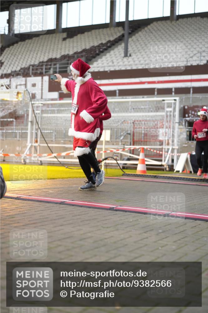 07.12.2025 - St. Pauli X-Mass-Run No. 15 Patografie http://msf.ph/oto/9382566 07.12.2025 10:22:04 Ziel 1371, 1488, 2817, 2818, 2819, 2945, 3431, 3736, 3999, 4000, 4321, 4322, 4323, 4415 meine-sportfotos.de