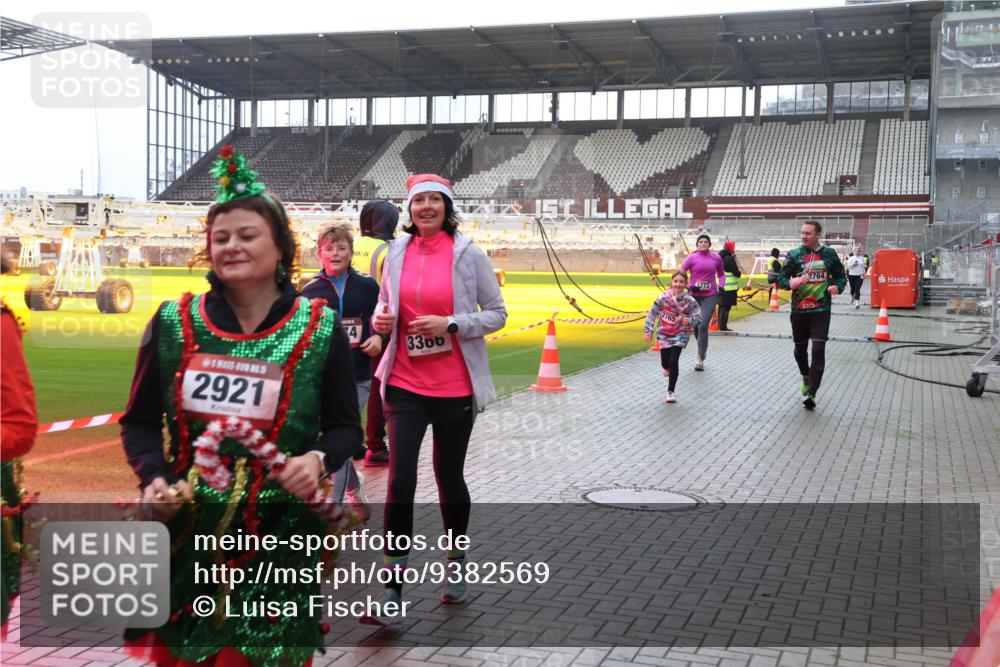 07.12.2025 - St. Pauli X-Mass-Run No. 15 Luisa Fischer http://msf.ph/oto/9382569 07.12.2025 10:49:44 Ziel 2921, 4, 3360, 2764, 1273, 157, 191, 194, 379, 471, 890, 1019, 1155, 1164, 1166, 1179, 1273, 1274, 1370, 1372, 1663, 2299, 2301, 2421, 2515, 2764, 2765, 2921, 2933, 3366, 3369 meine-sportfotos.de