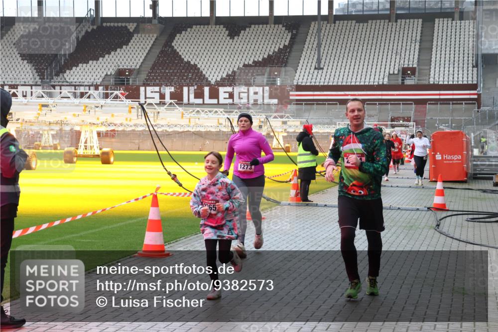 07.12.2025 - St. Pauli X-Mass-Run No. 15 Luisa Fischer http://msf.ph/oto/9382573 07.12.2025 10:49:45 Ziel 65, 1273, 157, 191, 194, 379, 471, 890, 1019, 1155, 1164, 1166, 1179, 1273, 1274, 1370, 1372, 1663, 2299, 2301, 2421, 2764, 2765, 2921, 2933, 3366, 3369 meine-sportfotos.de