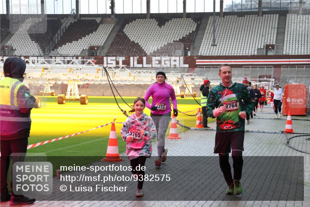 07.12.2025 - St. Pauli X-Mass-Run No. 15 Luisa Fischer http://msf.ph/oto/9382575 07.12.2025 10:49:45 Ziel 2765, 273, 2764, 157, 191, 194, 379, 471, 890, 1019, 1155, 1164, 1166, 1179, 1273, 1274, 1370, 1372, 1663, 2299, 2301, 2421, 2764, 2765, 2921, 2933, 3366, 3369 meine-sportfotos.de