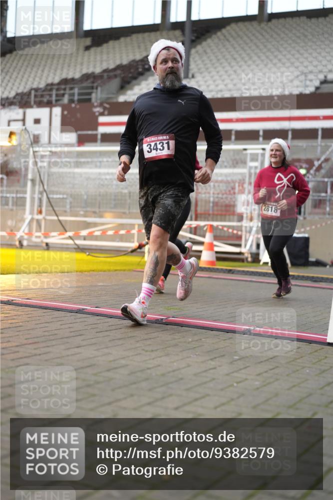 07.12.2025 - St. Pauli X-Mass-Run No. 15 Patografie http://msf.ph/oto/9382579 07.12.2025 10:22:05 Ziel 1371, 1488, 2817, 2818, 2819, 3431, 3736, 3999, 4000, 4321, 4322, 4323, 4415, 4774 meine-sportfotos.de