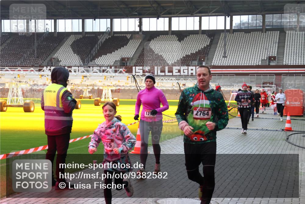 07.12.2025 - St. Pauli X-Mass-Run No. 15 Luisa Fischer http://msf.ph/oto/9382582 07.12.2025 10:49:46 Ziel 66, 2165, 1274, 5, 2764, 2421, 157, 191, 194, 379, 471, 890, 1019, 1155, 1164, 1166, 1179, 1273, 1274, 1370, 1372, 1663, 2299, 2301, 2421, 2764, 2765, 2921, 2933, 3366, 3369 meine-sportfotos.de