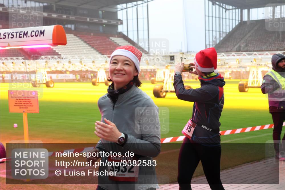 07.12.2025 - St. Pauli X-Mass-Run No. 15 Luisa Fischer http://msf.ph/oto/9382583 07.12.2025 10:12:51 Ziel 15, 3932, 5, 35, 756, 1070, 1072, 1074, 1077, 1389, 1526, 1833, 2177, 2758, 2760, 2770, 3040, 3428, 3514, 3551, 3557, 3585, 3799, 3834, 3836, 3870, 4658 meine-sportfotos.de