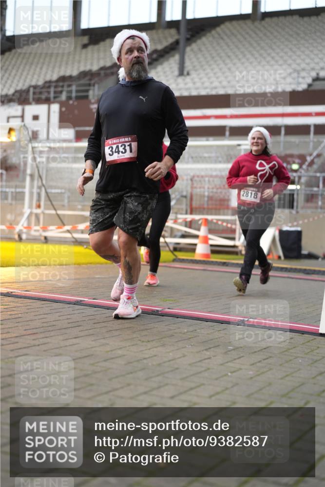 07.12.2025 - St. Pauli X-Mass-Run No. 15 Patografie http://msf.ph/oto/9382587 07.12.2025 10:22:05 Ziel 1371, 1488, 2817, 2818, 2819, 3431, 3736, 3999, 4000, 4321, 4322, 4323, 4415, 4774 meine-sportfotos.de