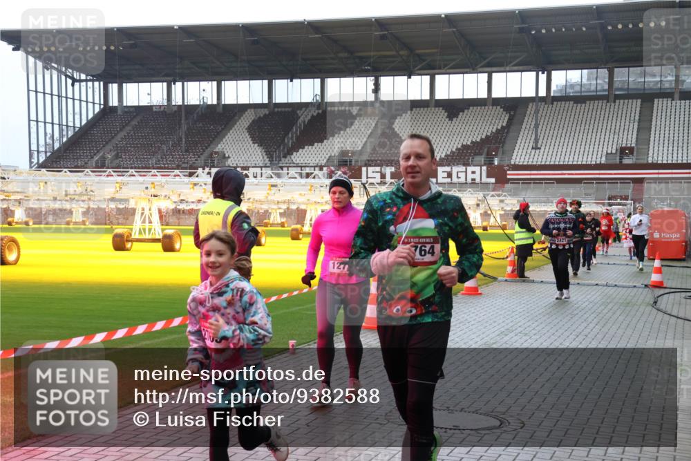 07.12.2025 - St. Pauli X-Mass-Run No. 15 Luisa Fischer http://msf.ph/oto/9382588 07.12.2025 10:49:47 Ziel 127, 5, 764, 2421, 157, 191, 194, 379, 471, 890, 1019, 1155, 1164, 1166, 1179, 1273, 1274, 1370, 1372, 1663, 2299, 2301, 2421, 2764, 2765, 2921, 2933, 3366, 3369 meine-sportfotos.de