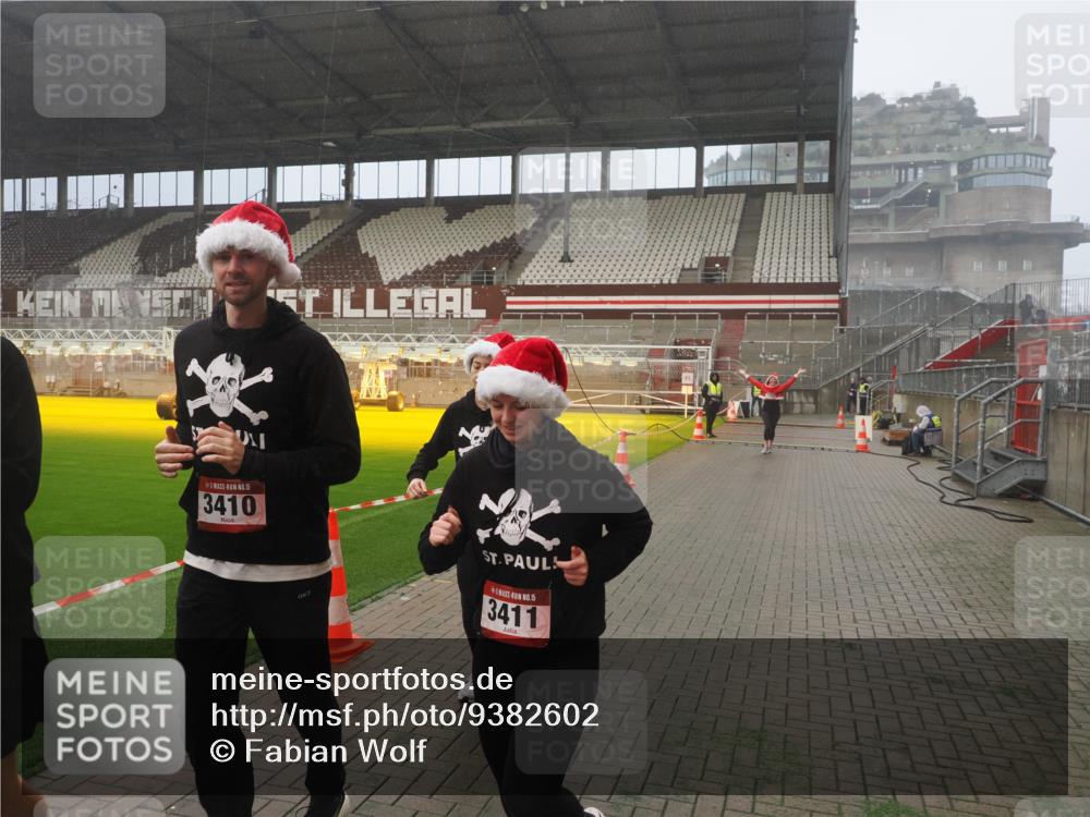07.12.2025 - St. Pauli X-Mass-Run No. 15 Fabian Wolf http://msf.ph/oto/9382602 07.12.2025 10:10:04 Ziel 989, 1256, 1257, 1678, 1732, 2502, 2504, 2560, 3245, 3246, 3410, 3411 meine-sportfotos.de