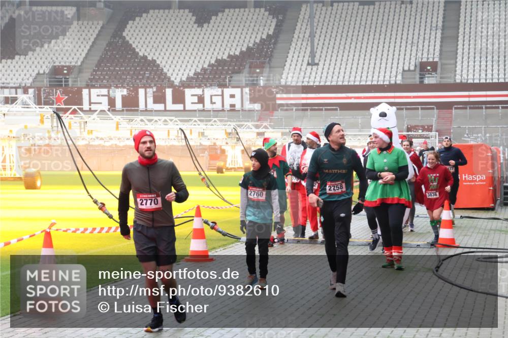 07.12.2025 - St. Pauli X-Mass-Run No. 15 Luisa Fischer http://msf.ph/oto/9382610 07.12.2025 10:13:08 Ziel 2758, 2760, 3836, 2770, 187, 9, 18, 80, 938, 1070, 1072, 1074, 1077, 1397, 2687, 2758, 2760, 2770, 3040, 3428, 3514, 3551, 3557, 3585, 3799, 3834, 3836, 4487 meine-sportfotos.de