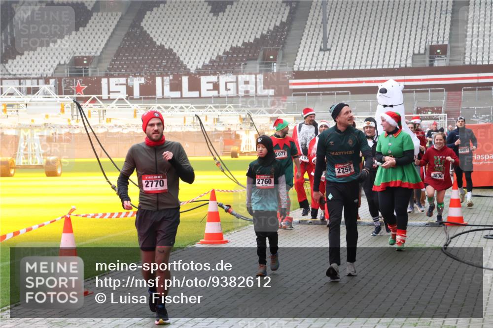 07.12.2025 - St. Pauli X-Mass-Run No. 15 Luisa Fischer http://msf.ph/oto/9382612 07.12.2025 10:13:09 Ziel 2770, 2760, 1077, 2758, 3836, 4487, 9, 18, 80, 938, 1070, 1072, 1074, 1077, 1397, 2687, 2758, 2760, 2770, 3040, 3428, 3514, 3551, 3557, 3585, 3799, 3834, 3836, 4487 meine-sportfotos.de