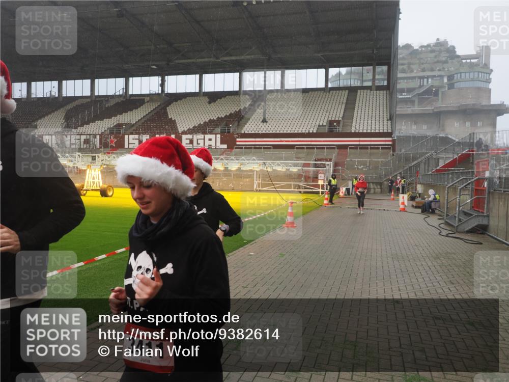 07.12.2025 - St. Pauli X-Mass-Run No. 15 Fabian Wolf http://msf.ph/oto/9382614 07.12.2025 10:10:05 Ziel 989, 1256, 1257, 1678, 1732, 2502, 2504, 2560, 3245, 3246, 3410, 3411 meine-sportfotos.de