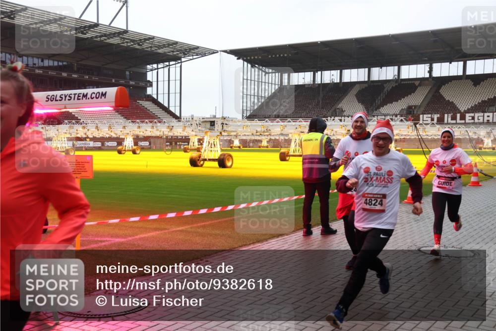 07.12.2025 - St. Pauli X-Mass-Run No. 15 Luisa Fischer http://msf.ph/oto/9382618 07.12.2025 11:23:21 Ziel 4824, 21, 69, 520, 1018, 1349, 1391, 1431, 2023, 2373, 2550, 2557, 2985, 3127, 4249, 4824 meine-sportfotos.de