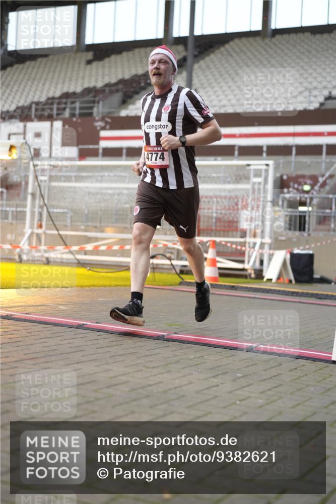 07.12.2025 - St. Pauli X-Mass-Run No. 15 Patografie http://msf.ph/oto/9382621 07.12.2025 10:22:10 Ziel 1371, 1488, 2184, 2817, 2818, 2819, 3431, 3736, 3999, 4000, 4415, 4774 meine-sportfotos.de