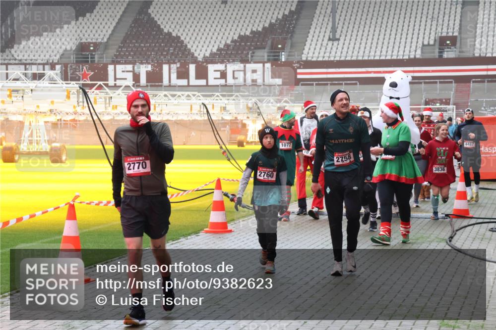 07.12.2025 - St. Pauli X-Mass-Run No. 15 Luisa Fischer http://msf.ph/oto/9382623 07.12.2025 10:13:09 Ziel 2770, 2760, 1077, 2758, 3836, 4487, 9, 18, 80, 938, 1070, 1072, 1074, 1077, 1397, 2687, 2758, 2760, 2770, 3040, 3428, 3514, 3551, 3557, 3585, 3799, 3834, 3836, 4487 meine-sportfotos.de