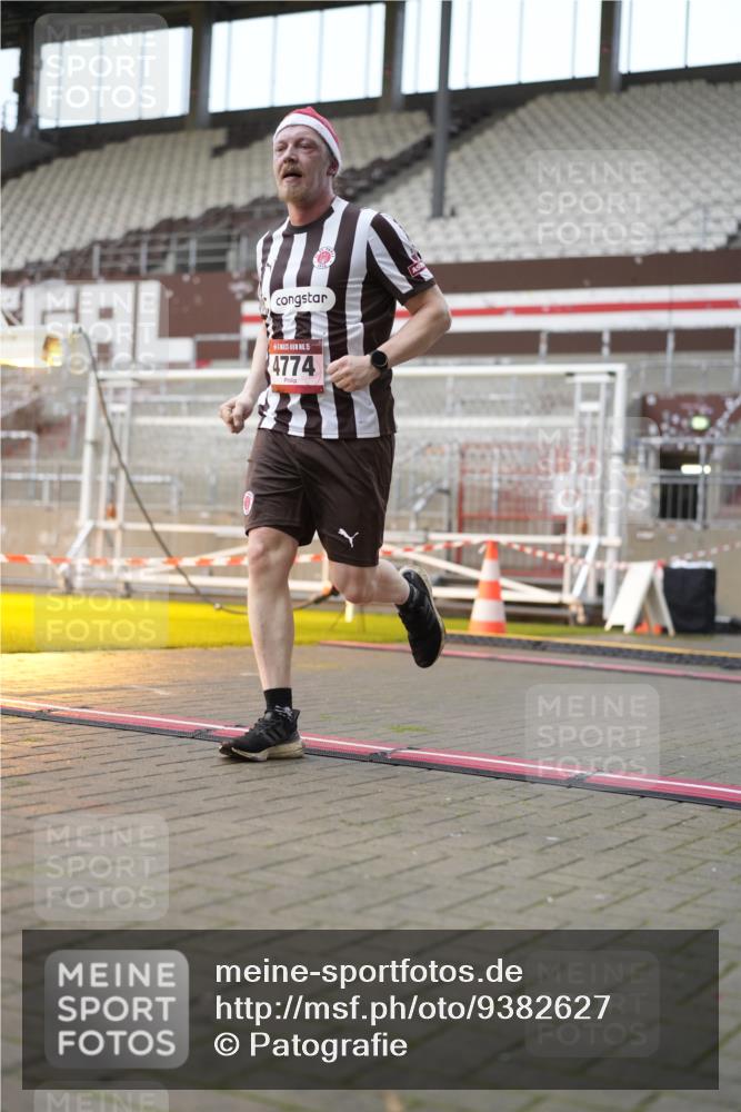 07.12.2025 - St. Pauli X-Mass-Run No. 15 Patografie http://msf.ph/oto/9382627 07.12.2025 10:22:10 Ziel 1371, 1488, 2184, 2817, 2818, 2819, 3431, 3736, 3999, 4000, 4415, 4774 meine-sportfotos.de