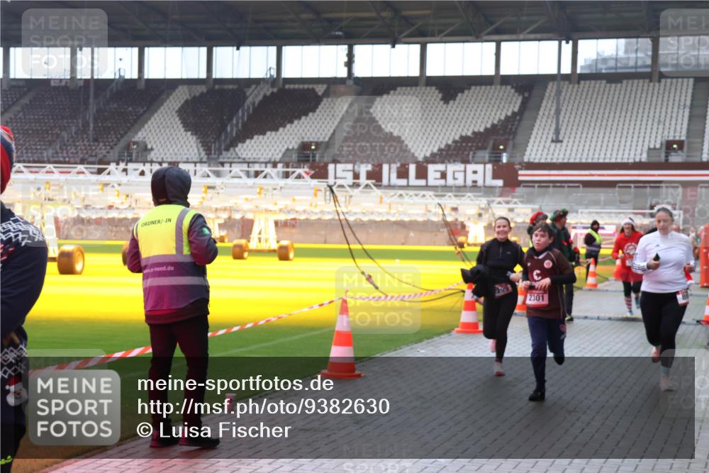 07.12.2025 - St. Pauli X-Mass-Run No. 15 Luisa Fischer http://msf.ph/oto/9382630 07.12.2025 10:49:53 Ziel 299, 2301, 157, 191, 194, 471, 890, 1155, 1164, 1166, 1179, 1273, 1274, 1370, 1372, 1663, 2299, 2301, 2338, 2340, 2341, 2421, 2764, 2765, 2777, 2779, 2921, 2933, 3366, 3369, 3380 meine-sportfotos.de