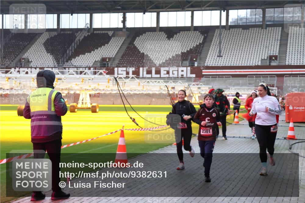 07.12.2025 - St. Pauli X-Mass-Run No. 15 Luisa Fischer http://msf.ph/oto/9382631 07.12.2025 10:49:53 Ziel 1, 2299, 2301, 89, 157, 191, 194, 471, 890, 1155, 1164, 1166, 1179, 1273, 1274, 1370, 1372, 1663, 2299, 2301, 2338, 2340, 2341, 2421, 2764, 2765, 2777, 2779, 2921, 2933, 3366, 3369, 3380 meine-sportfotos.de