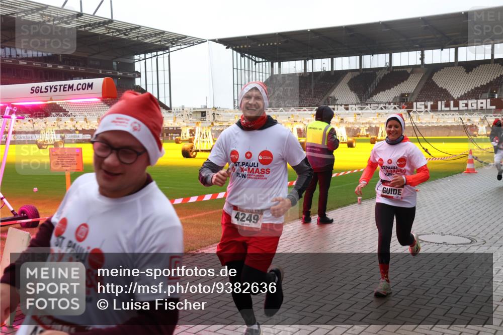 07.12.2025 - St. Pauli X-Mass-Run No. 15 Luisa Fischer http://msf.ph/oto/9382636 07.12.2025 11:23:22 Ziel 45, 4249, 21, 69, 520, 1018, 1141, 1349, 1391, 1431, 2023, 2373, 2550, 2557, 2821, 2823, 2985, 4249, 4824 meine-sportfotos.de