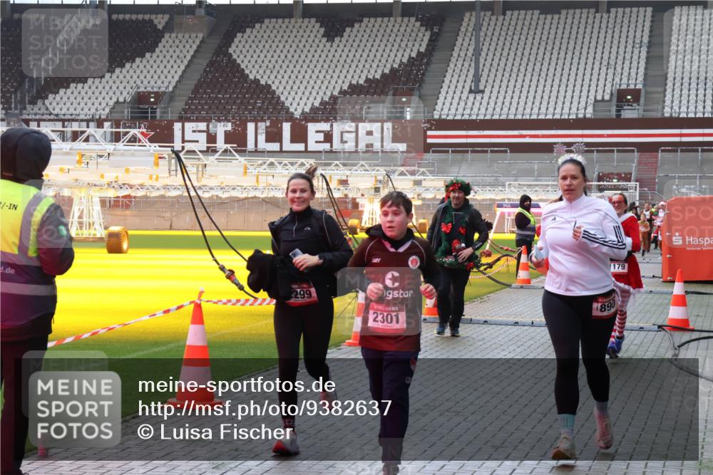 07.12.2025 - St. Pauli X-Mass-Run No. 15 Luisa Fischer http://msf.ph/oto/9382637 07.12.2025 10:49:54 Ziel 299, 2301, 890, 179, 157, 191, 194, 471, 890, 1155, 1164, 1166, 1179, 1232, 1273, 1274, 1370, 1372, 1663, 2299, 2301, 2338, 2340, 2341, 2421, 2764, 2765, 2777, 2779, 2921, 2933, 3366, 3369, 3380 meine-sportfotos.de