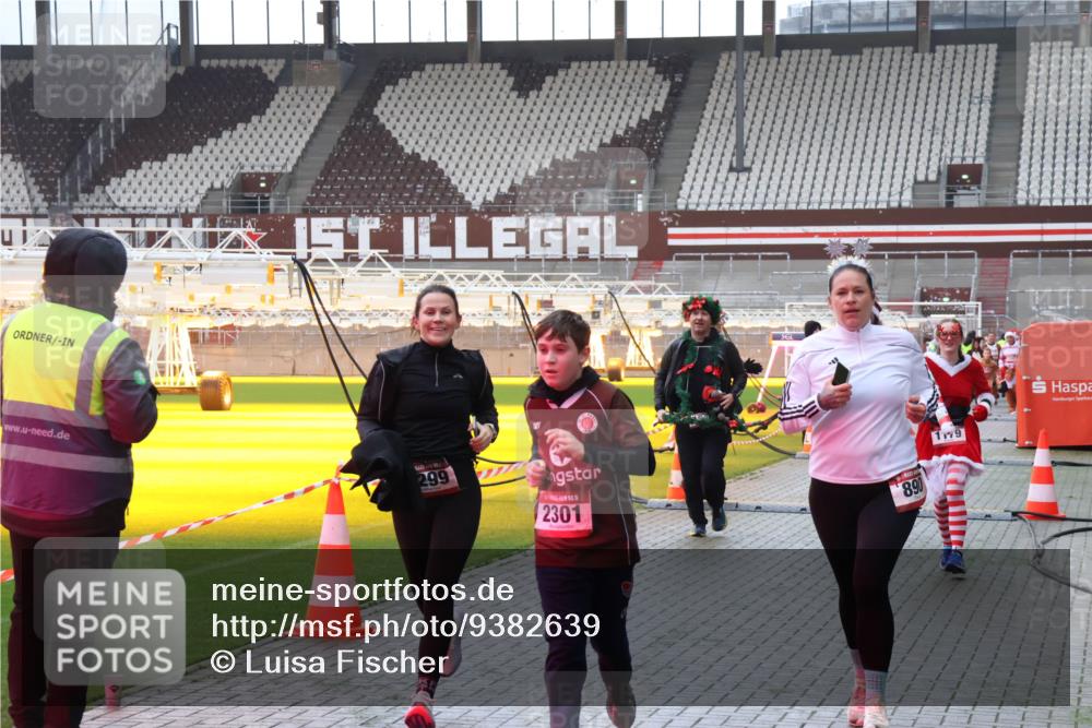 07.12.2025 - St. Pauli X-Mass-Run No. 15 Luisa Fischer http://msf.ph/oto/9382639 07.12.2025 10:49:54 Ziel 299, 2301, 8, 90, 19, 157, 191, 194, 471, 890, 1155, 1164, 1166, 1179, 1232, 1273, 1274, 1370, 1372, 1663, 2299, 2301, 2338, 2340, 2341, 2421, 2764, 2765, 2777, 2779, 2921, 2933, 3366, 3369, 3380 meine-sportfotos.de