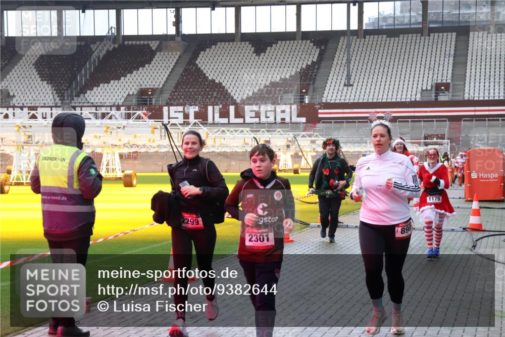 07.12.2025 - St. Pauli X-Mass-Run No. 15 Luisa Fischer http://msf.ph/oto/9382644 07.12.2025 10:49:55 Ziel 2299, 2301, 890, 1179, 157, 191, 194, 471, 890, 916, 1035, 1155, 1164, 1166, 1179, 1232, 1273, 1274, 1370, 1372, 1663, 2299, 2301, 2338, 2340, 2341, 2421, 2764, 2765, 2777, 2779, 2921, 2933, 3366, 3369, 3380 meine-sportfotos.de