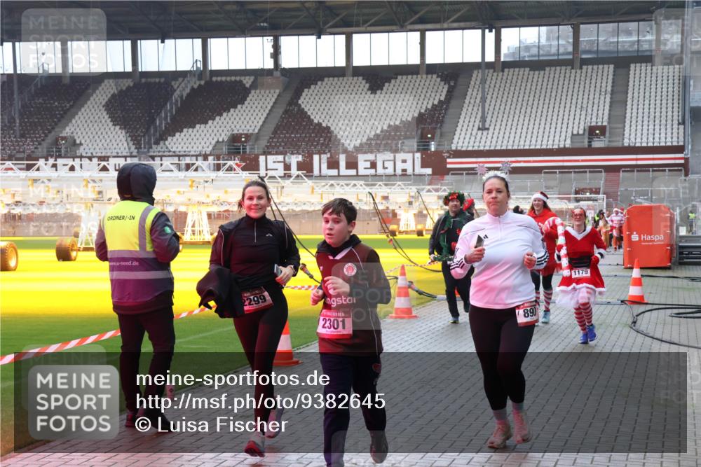 07.12.2025 - St. Pauli X-Mass-Run No. 15 Luisa Fischer http://msf.ph/oto/9382645 07.12.2025 10:49:55 Ziel 2299, 2301, 890, 1179, 157, 191, 194, 471, 890, 916, 1035, 1155, 1164, 1166, 1179, 1232, 1273, 1274, 1370, 1372, 1663, 2299, 2301, 2338, 2340, 2341, 2421, 2764, 2765, 2777, 2779, 2921, 2933, 3366, 3369, 3380 meine-sportfotos.de