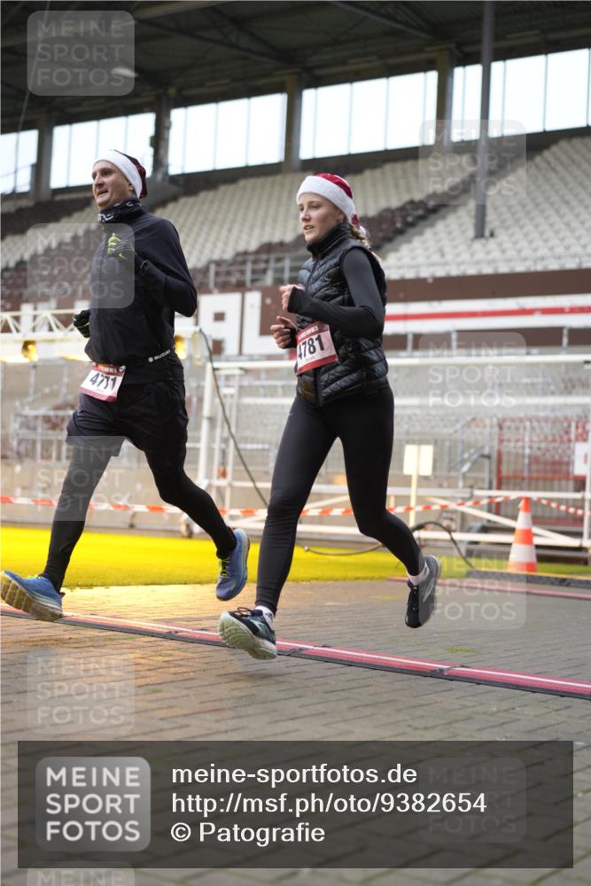 07.12.2025 - St. Pauli X-Mass-Run No. 15 Patografie http://msf.ph/oto/9382654 07.12.2025 10:22:18 Ziel 1371, 2184, 2817, 2818, 2819, 3431, 3736, 4771, 4774, 4781 meine-sportfotos.de
