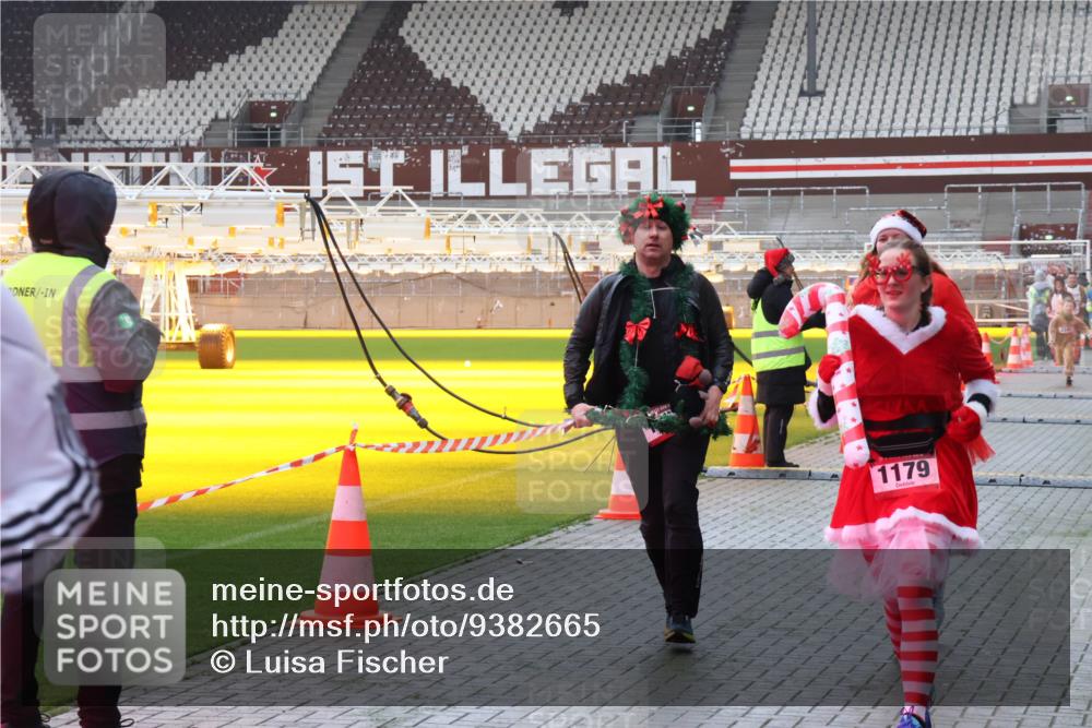 07.12.2025 - St. Pauli X-Mass-Run No. 15 Luisa Fischer http://msf.ph/oto/9382665 07.12.2025 10:49:57 Ziel 1179, 157, 191, 194, 471, 890, 916, 1035, 1155, 1179, 1232, 1273, 1274, 1370, 1372, 1663, 2100, 2201, 2299, 2301, 2338, 2340, 2341, 2421, 2764, 2765, 2777, 2779, 2921, 2933, 3366, 3369, 3380 meine-sportfotos.de