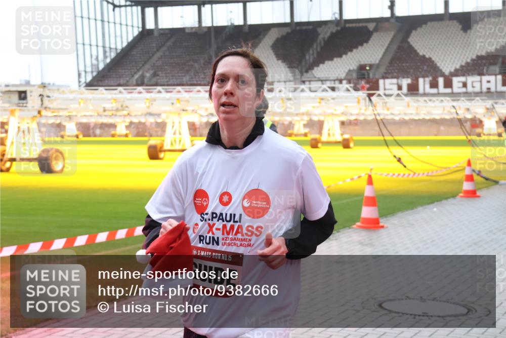 07.12.2025 - St. Pauli X-Mass-Run No. 15 Luisa Fischer http://msf.ph/oto/9382666 07.12.2025 11:23:28 Ziel 15, 1, 21, 69, 520, 1018, 1141, 2023, 2373, 2821, 2823, 4249, 4824 meine-sportfotos.de