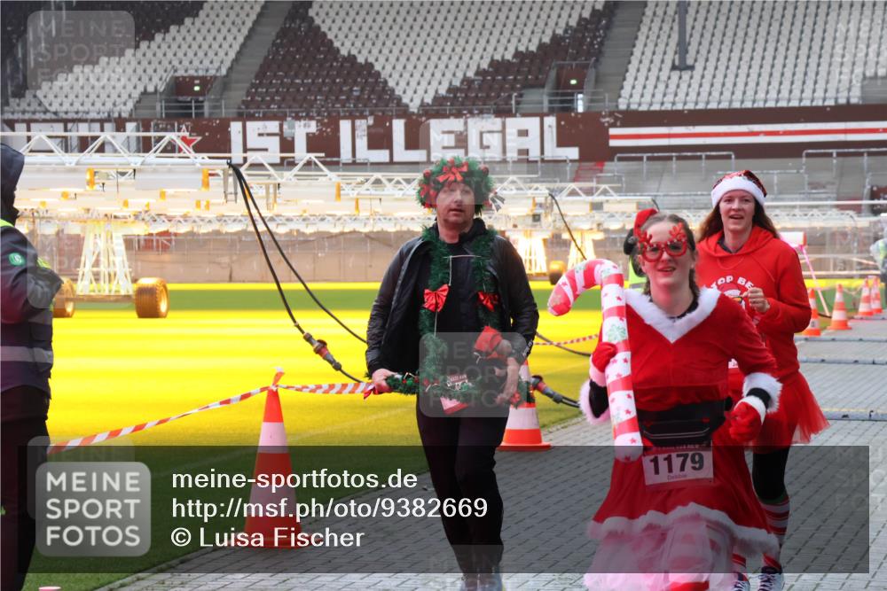 07.12.2025 - St. Pauli X-Mass-Run No. 15 Luisa Fischer http://msf.ph/oto/9382669 07.12.2025 10:49:58 Ziel 1179, 157, 191, 194, 471, 890, 916, 1035, 1155, 1179, 1232, 1273, 1274, 1370, 1372, 1663, 2100, 2201, 2299, 2301, 2338, 2340, 2341, 2421, 2764, 2765, 2777, 2779, 2921, 2933, 3030, 3366, 3369, 3380 meine-sportfotos.de