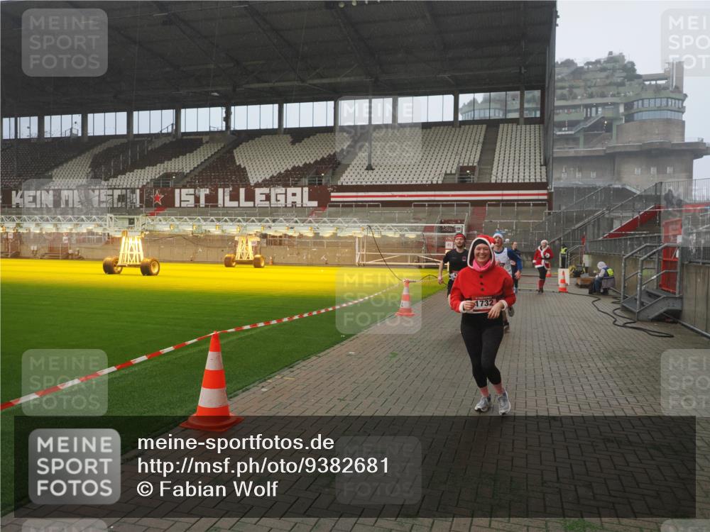 07.12.2025 - St. Pauli X-Mass-Run No. 15 Fabian Wolf http://msf.ph/oto/9382681 07.12.2025 10:10:11 Ziel 962, 1399, 1732, 2502, 2504, 2560, 3245, 3246, 3410, 3411, 4358, 4507 meine-sportfotos.de