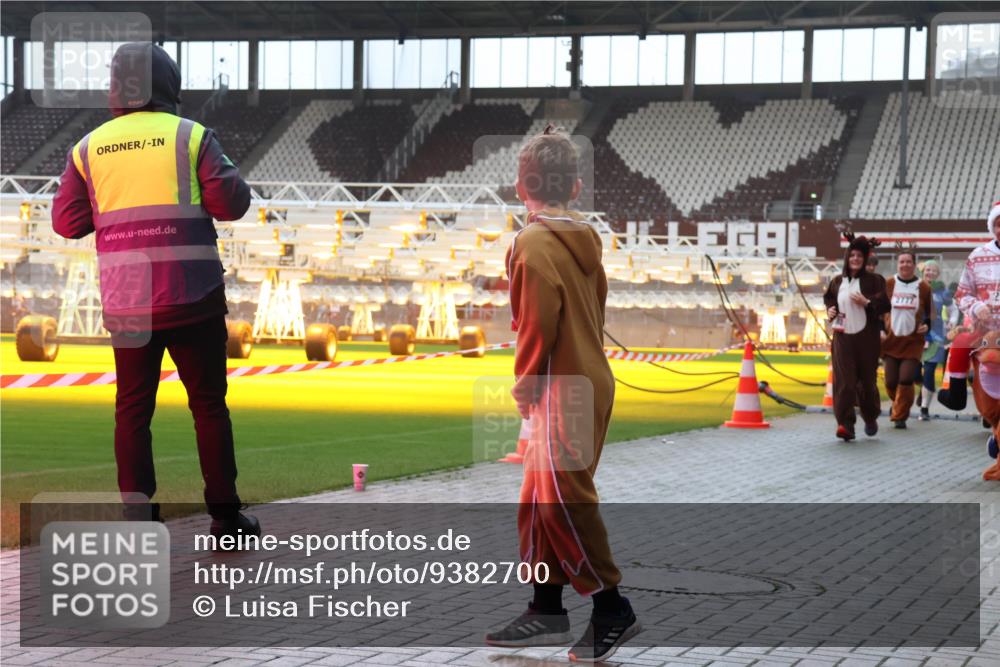 07.12.2025 - St. Pauli X-Mass-Run No. 15 Luisa Fischer http://msf.ph/oto/9382700 07.12.2025 10:50:15 Ziel 2777, 40, 157, 890, 904, 905, 916, 1035, 1179, 1232, 1273, 1274, 1663, 2100, 2201, 2299, 2301, 2338, 2340, 2341, 2421, 2575, 2777, 2779, 3026, 3030, 3380, 4855 meine-sportfotos.de