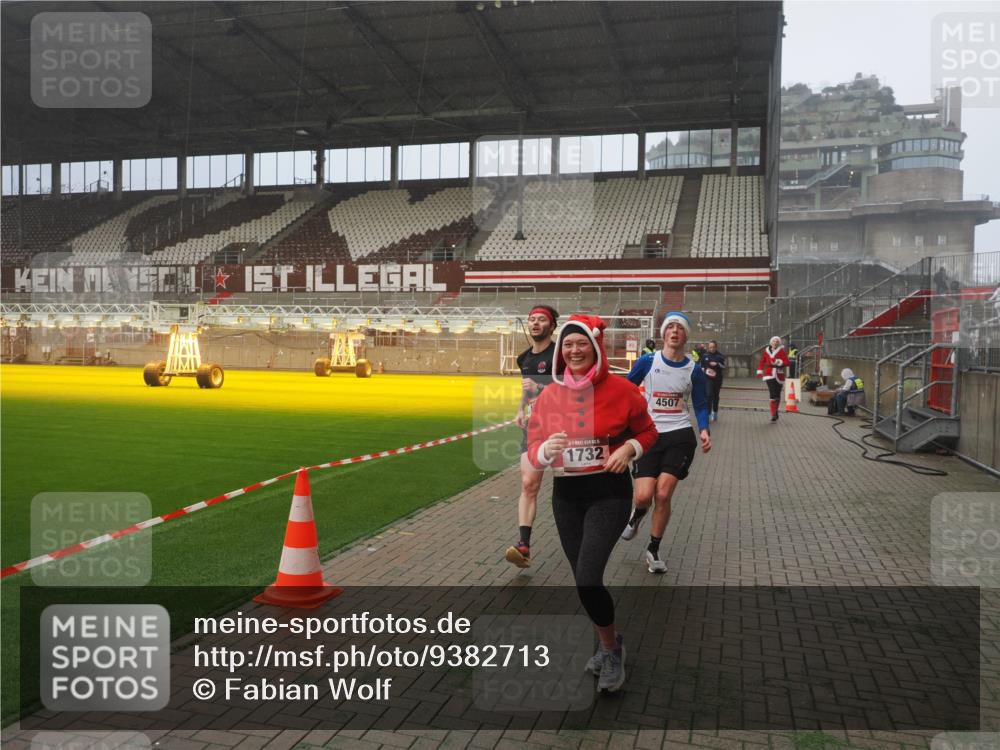 07.12.2025 - St. Pauli X-Mass-Run No. 15 Fabian Wolf http://msf.ph/oto/9382713 07.12.2025 10:10:12 Ziel 962, 1399, 1732, 3245, 3246, 3410, 3411, 4358, 4507 meine-sportfotos.de