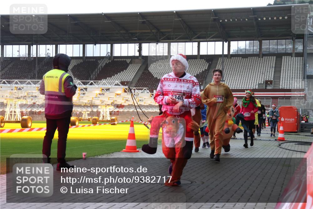 07.12.2025 - St. Pauli X-Mass-Run No. 15 Luisa Fischer http://msf.ph/oto/9382717 07.12.2025 10:50:18 Ziel 779, 2340, 1035, 40, 157, 890, 904, 905, 916, 1035, 1179, 1232, 1273, 2100, 2201, 2299, 2301, 2338, 2340, 2341, 2421, 2575, 2777, 2779, 3026, 3030, 3380, 4855 meine-sportfotos.de