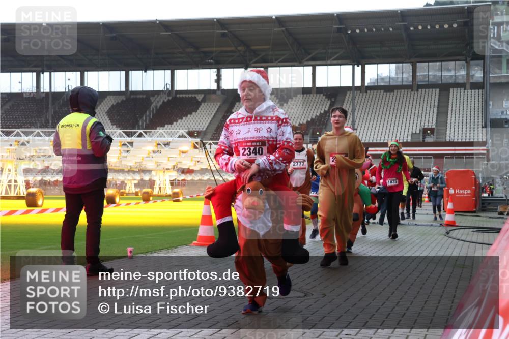 07.12.2025 - St. Pauli X-Mass-Run No. 15 Luisa Fischer http://msf.ph/oto/9382719 07.12.2025 10:50:18 Ziel 15, 2340, 2777, 1035, 40, 157, 890, 904, 905, 916, 1035, 1179, 1232, 1273, 2100, 2201, 2299, 2301, 2338, 2340, 2341, 2421, 2575, 2777, 2779, 3026, 3030, 3380, 4855 meine-sportfotos.de