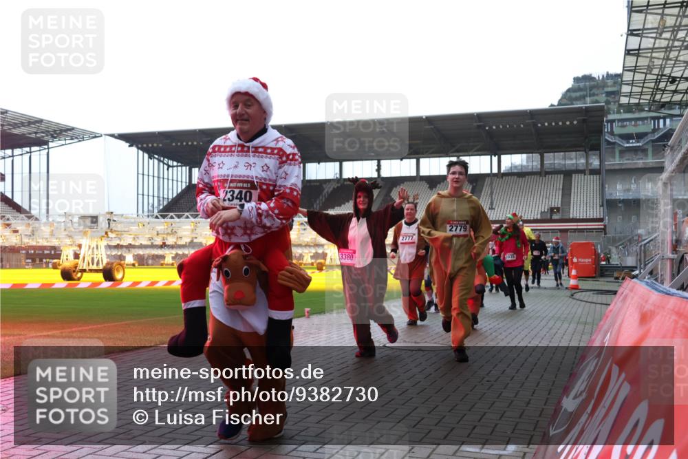 07.12.2025 - St. Pauli X-Mass-Run No. 15 Luisa Fischer http://msf.ph/oto/9382730 07.12.2025 10:50:20 Ziel 2340, 3380, 2777, 2779, 1035, 40, 157, 890, 904, 905, 916, 1035, 1179, 1232, 2100, 2201, 2299, 2301, 2338, 2340, 2341, 2421, 2575, 2777, 2779, 3026, 3030, 3380, 4855 meine-sportfotos.de