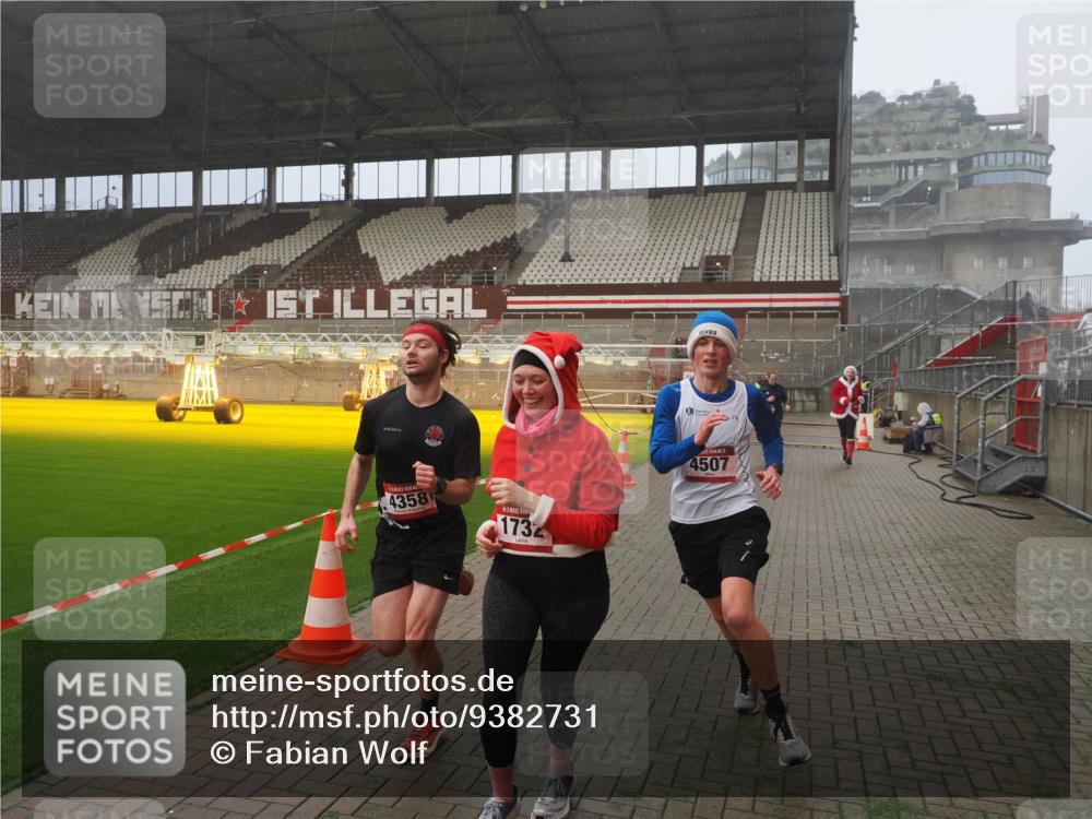 07.12.2025 - St. Pauli X-Mass-Run No. 15 Fabian Wolf http://msf.ph/oto/9382731 07.12.2025 10:10:12 Ziel 962, 1399, 1732, 3245, 3246, 3410, 3411, 4358, 4507 meine-sportfotos.de
