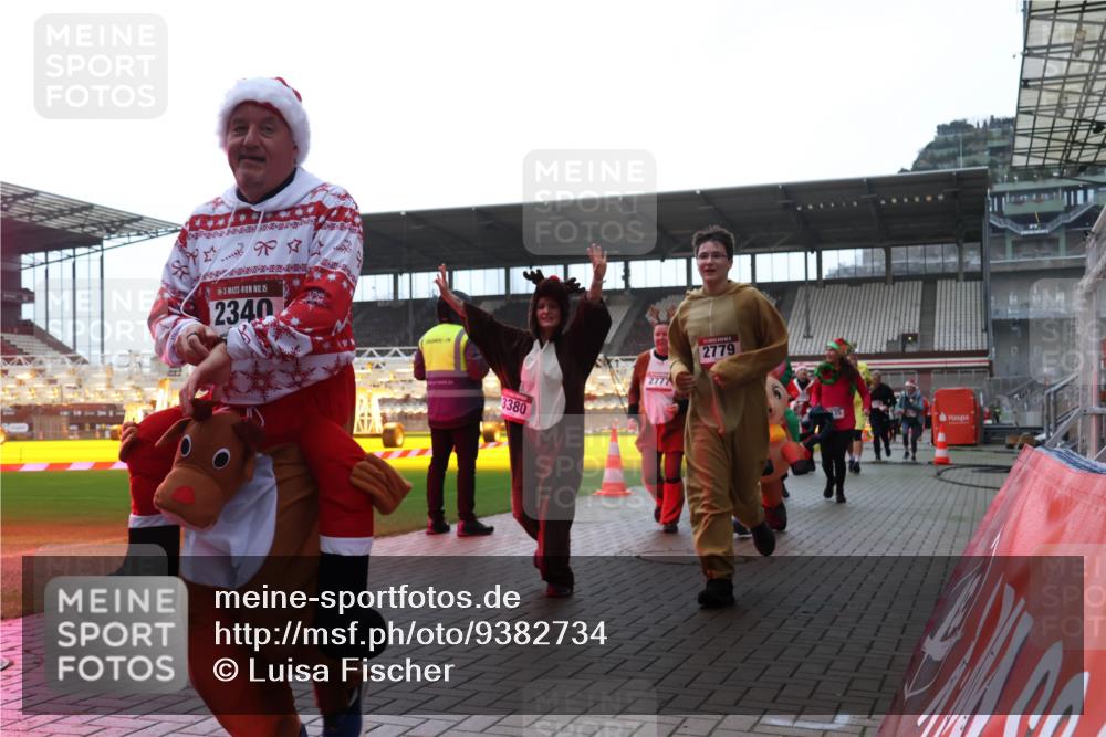 07.12.2025 - St. Pauli X-Mass-Run No. 15 Luisa Fischer http://msf.ph/oto/9382734 07.12.2025 10:50:20 Ziel 15, 2340, 3380, 2777, 2779, 40, 157, 890, 904, 905, 916, 1035, 1179, 1232, 2100, 2201, 2299, 2301, 2338, 2340, 2341, 2421, 2575, 2777, 2779, 3026, 3030, 3380, 4855 meine-sportfotos.de