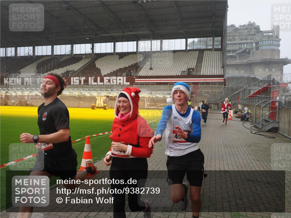 07.12.2025 - St. Pauli X-Mass-Run No. 15 Fabian Wolf http://msf.ph/oto/9382739 07.12.2025 10:10:12 Ziel 962, 1399, 1732, 3245, 3246, 3410, 3411, 4358, 4507 meine-sportfotos.de
