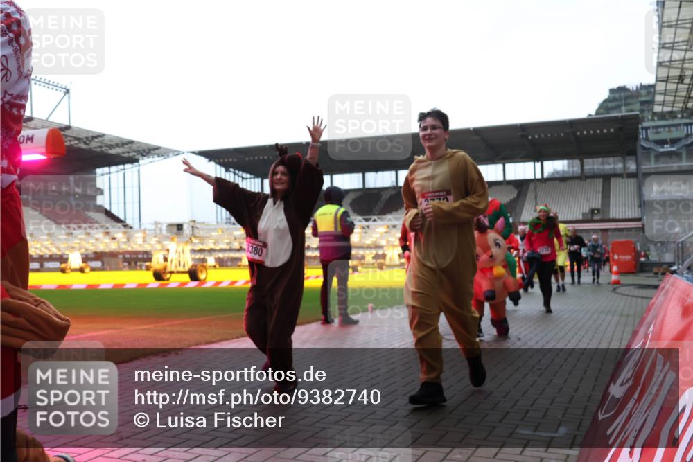 07.12.2025 - St. Pauli X-Mass-Run No. 15 Luisa Fischer http://msf.ph/oto/9382740 07.12.2025 10:50:21 Ziel 3380, 4115, 40, 157, 890, 904, 905, 916, 1035, 1179, 1232, 2100, 2201, 2299, 2301, 2338, 2340, 2341, 2421, 2575, 2777, 2779, 3026, 3030, 3380, 4855 meine-sportfotos.de