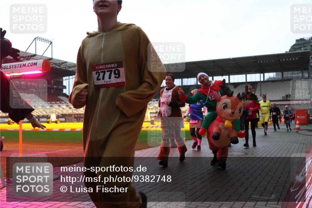 07.12.2025 - St. Pauli X-Mass-Run No. 15 Luisa Fischer http://msf.ph/oto/9382748 07.12.2025 10:50:22 Ziel 15, 2779, 2777, 40, 157, 890, 904, 905, 916, 1035, 1179, 1232, 2100, 2201, 2299, 2301, 2338, 2340, 2341, 2575, 2777, 2779, 3026, 3030, 3380, 4855 meine-sportfotos.de