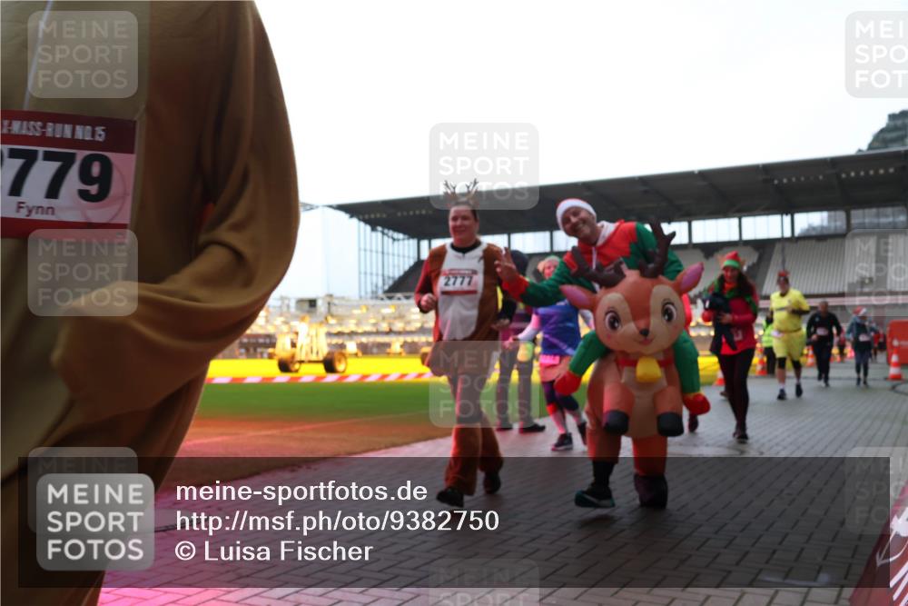 07.12.2025 - St. Pauli X-Mass-Run No. 15 Luisa Fischer http://msf.ph/oto/9382750 07.12.2025 10:50:22 Ziel 15, 779, 2777, 40, 157, 890, 904, 905, 916, 1035, 1179, 1232, 2100, 2201, 2299, 2301, 2338, 2340, 2341, 2575, 2777, 2779, 3026, 3030, 3380, 4855 meine-sportfotos.de