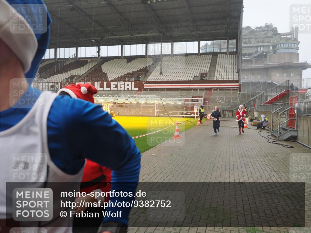 07.12.2025 - St. Pauli X-Mass-Run No. 15 Fabian Wolf http://msf.ph/oto/9382752 07.12.2025 10:10:13 Ziel 962, 1399, 1732, 3410, 3411, 4358, 4507 meine-sportfotos.de